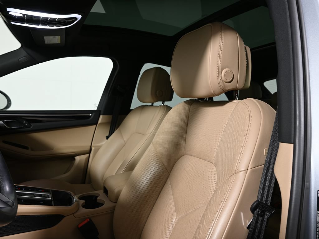 Used 2024 Porsche Macan AWD/4WD image 15