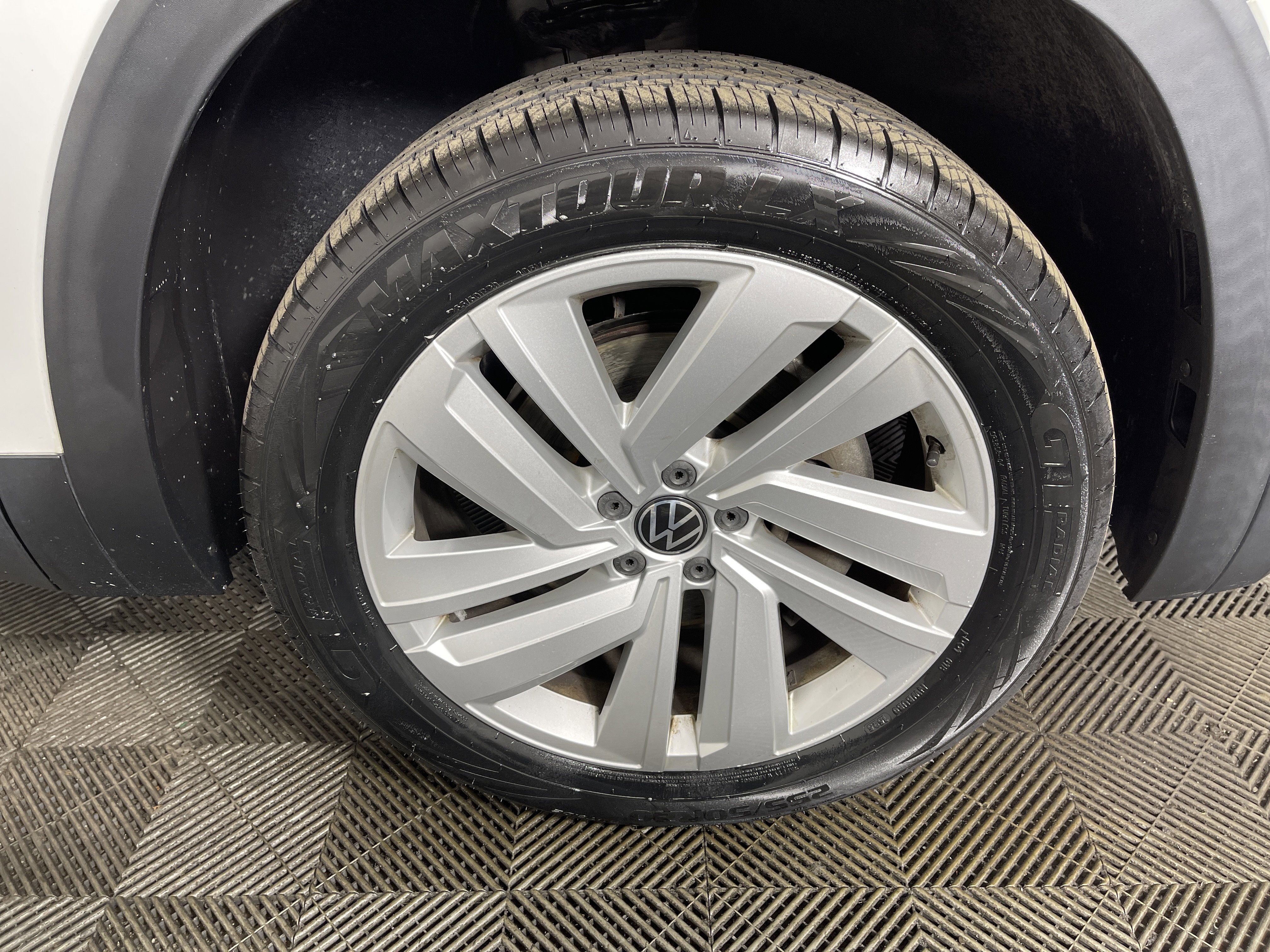 Used 2020 Volkswagen Atlas Cross Sport SE w/ Panoramic Sunroof Package image 9