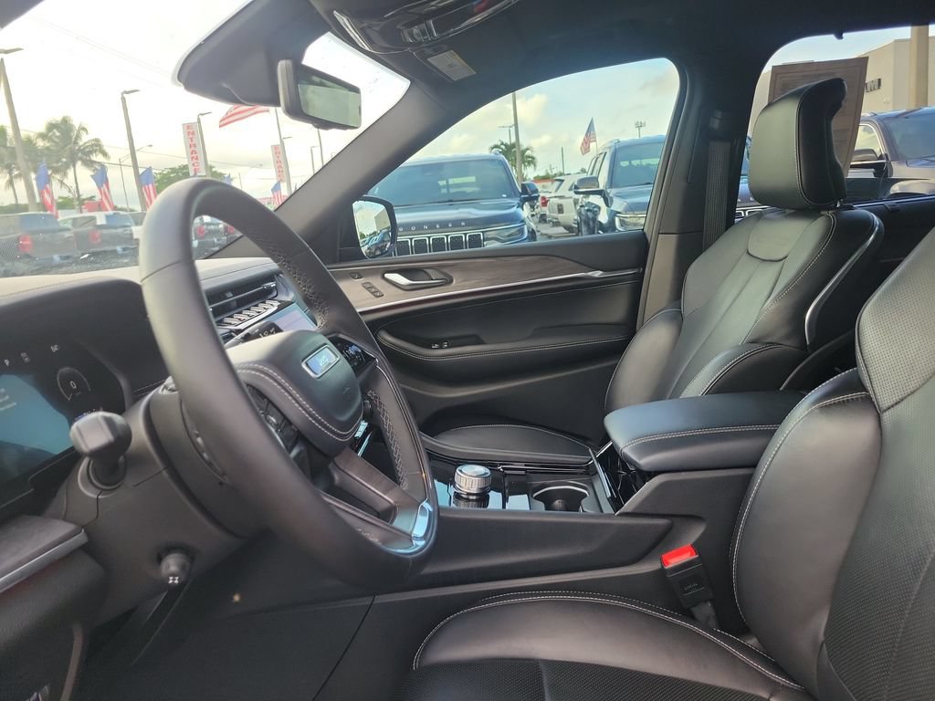 Used 2023 Jeep Grand Cherokee Overland w/ Luxury Tech Group IV RWD image 18