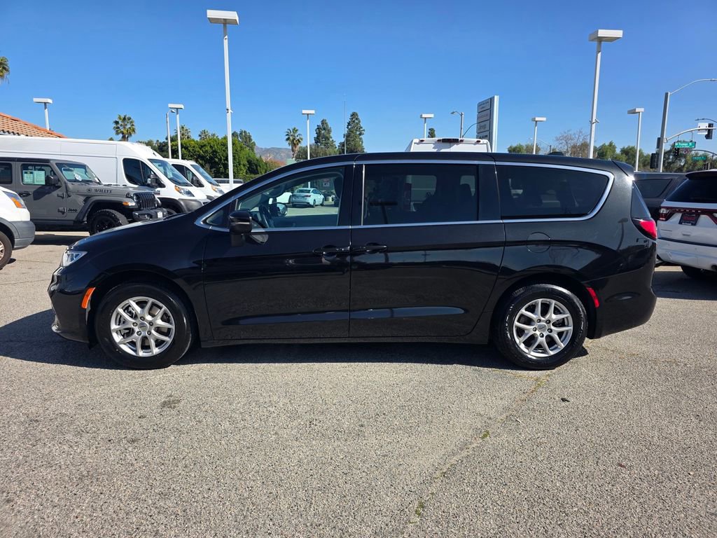 Certified 2023 Chrysler Pacifica Touring-L image 9