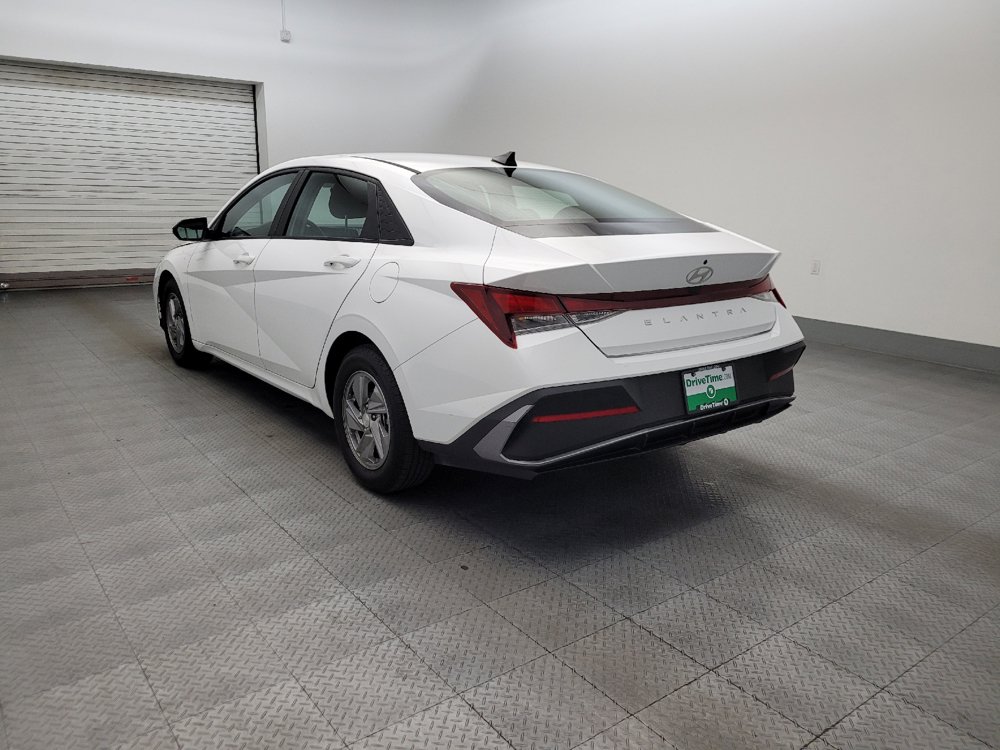 Used 2024 Hyundai Elantra SE FWD image 5