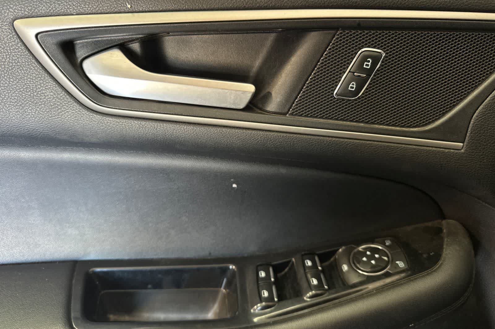 Used 2018 Ford Edge SEL w/ Equipment Group 201A FWD image 15