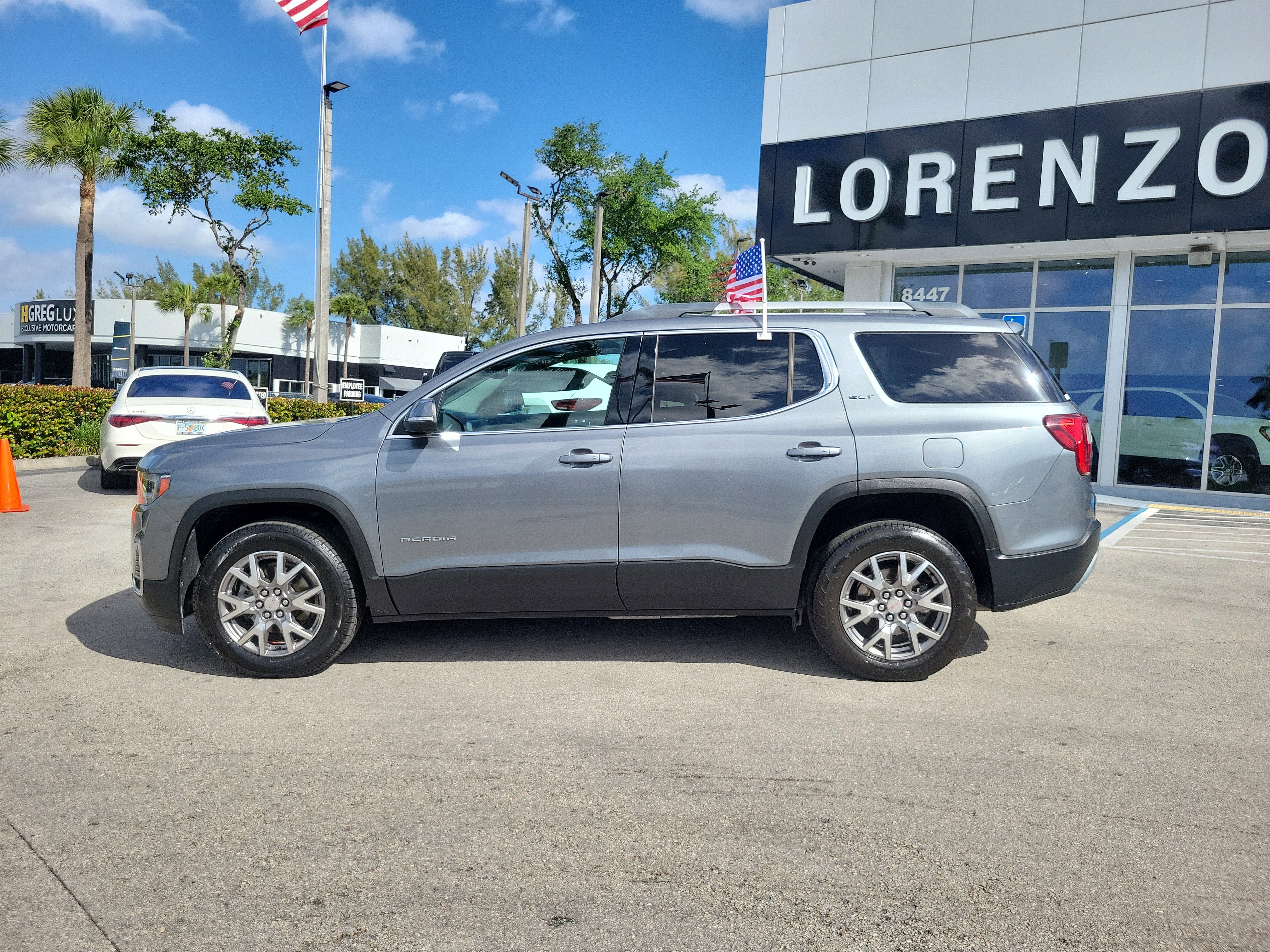 Used 2022 GMC Acadia SLT w/ Technology Package FWD image 8
