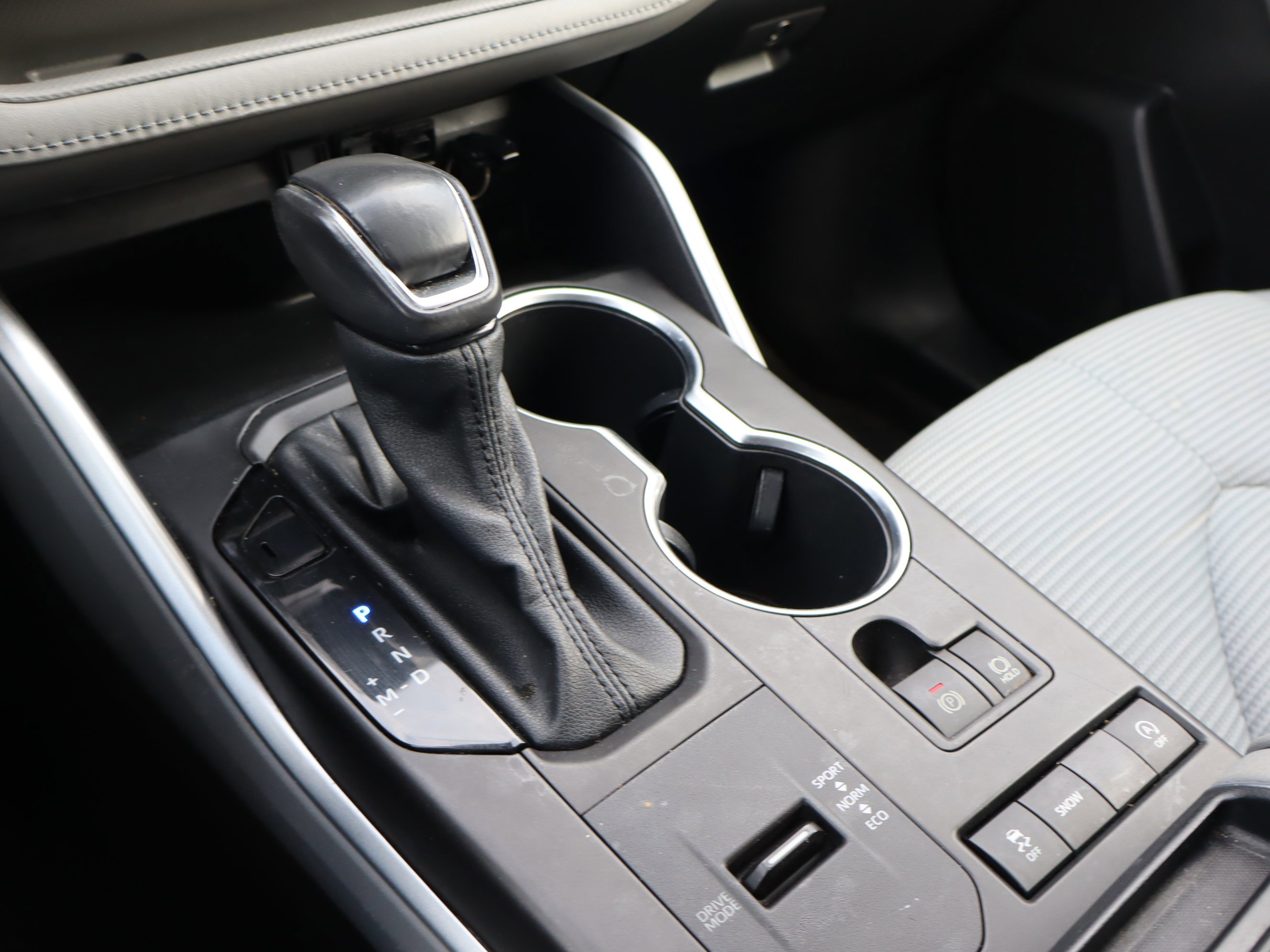 Used 2021 Toyota Highlander LE FWD image 29