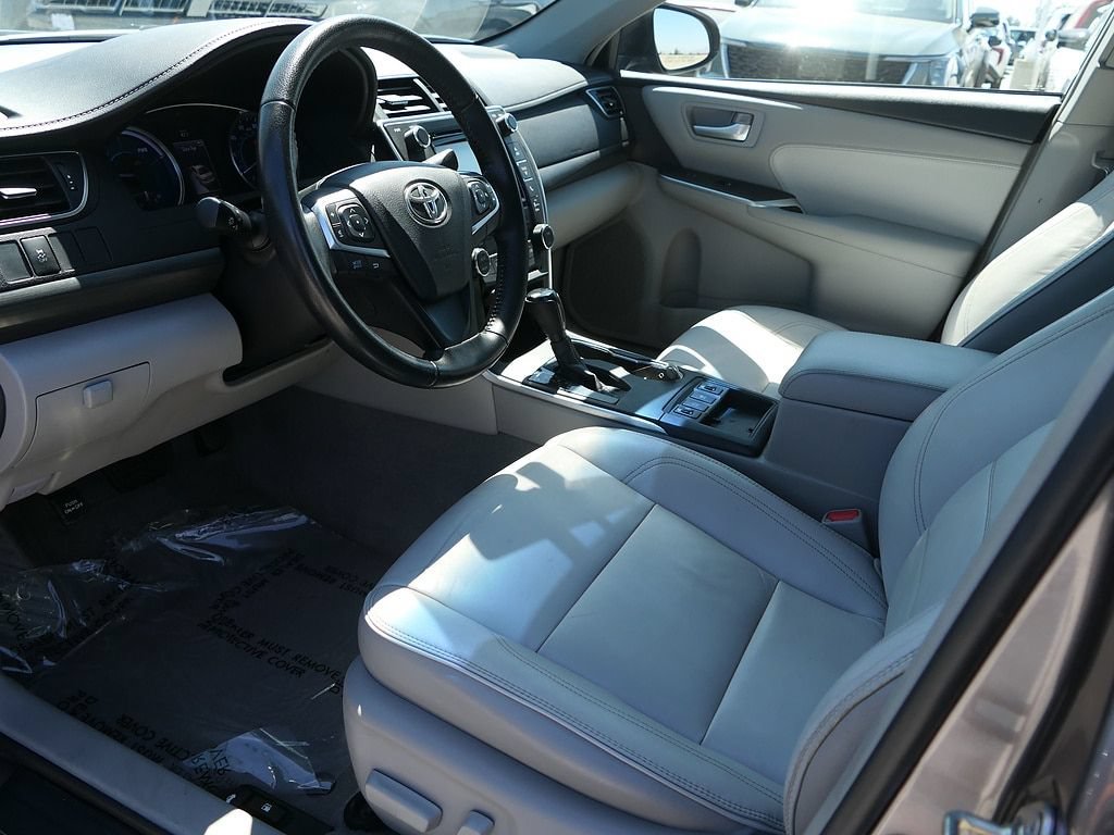 Used 2017 Toyota Camry XLE w/ Moonroof Package FWD image 13