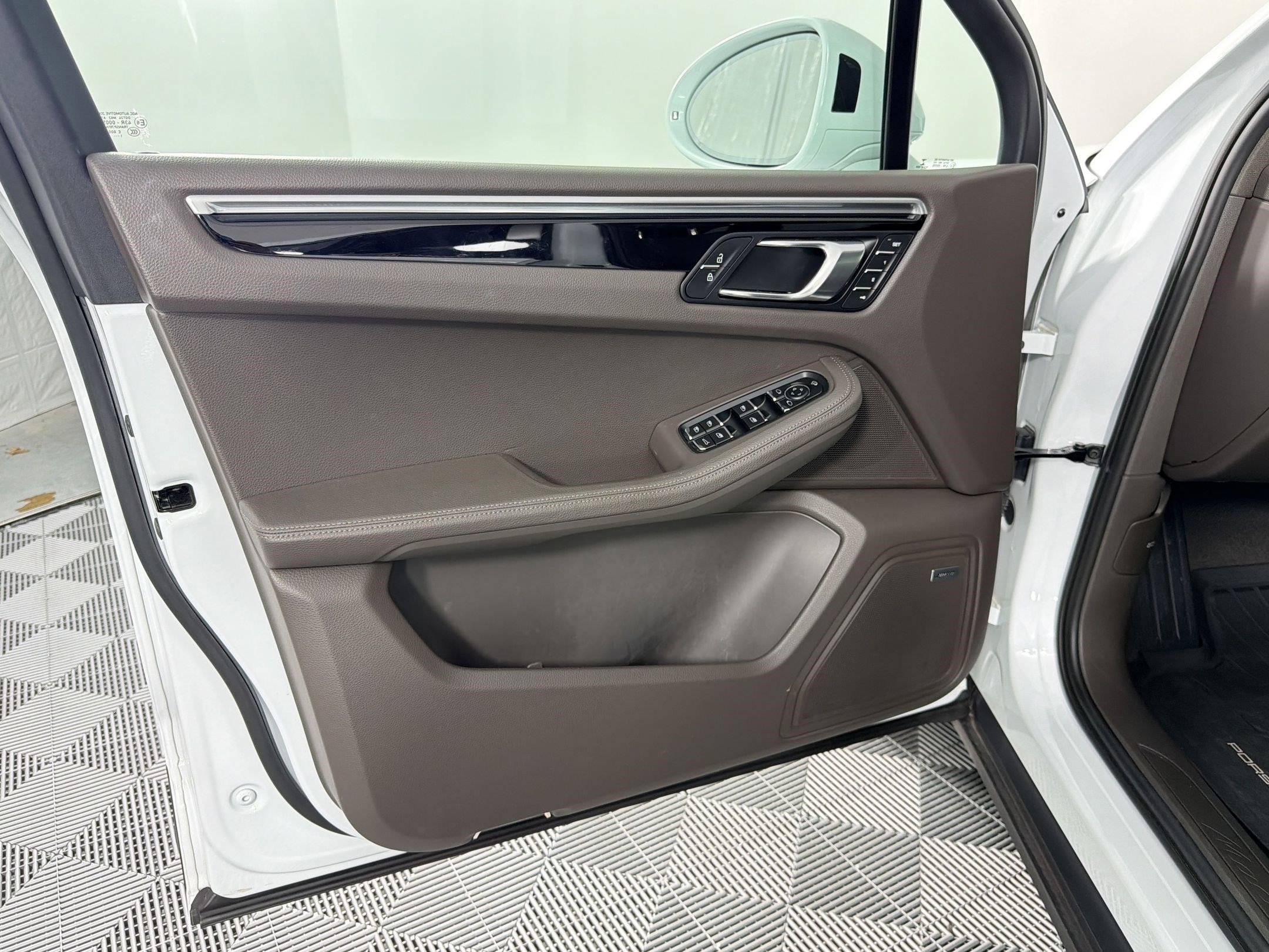 Certified 2022 Porsche Macan AWD/4WD image 29