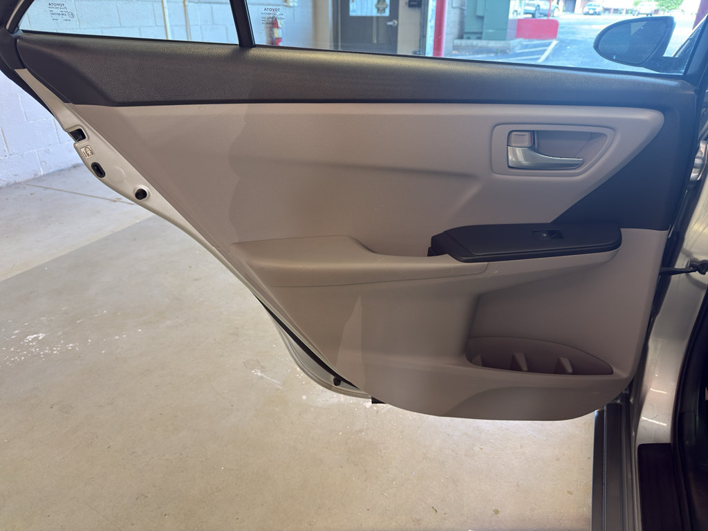 Used 2016 Toyota Camry SE FWD image 29