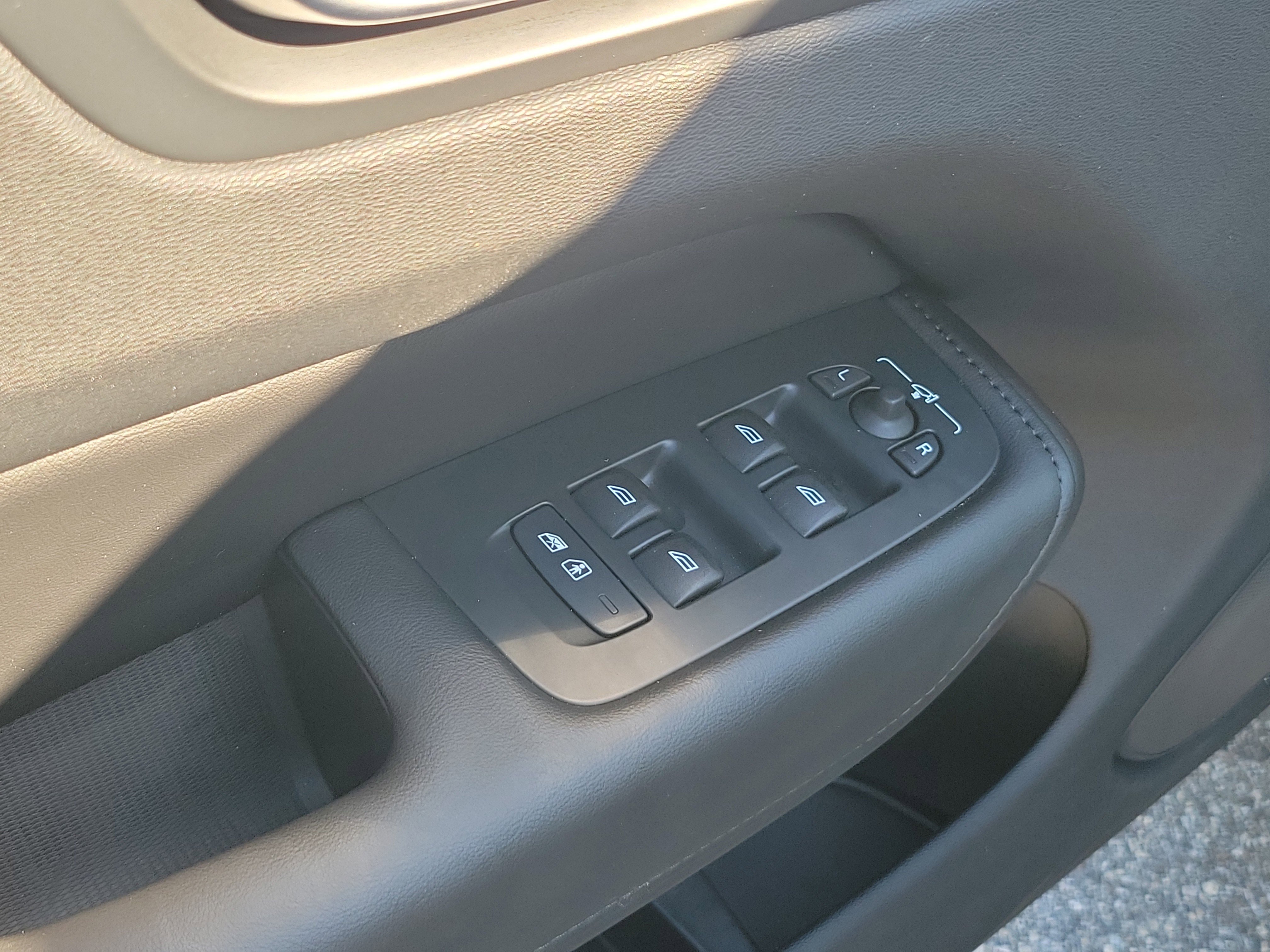 Used 2025 Volvo XC60 B5 Plus image 15