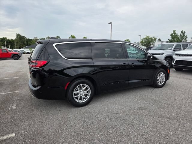 New 2027 Chrysler Pacifica Select FWD image 10