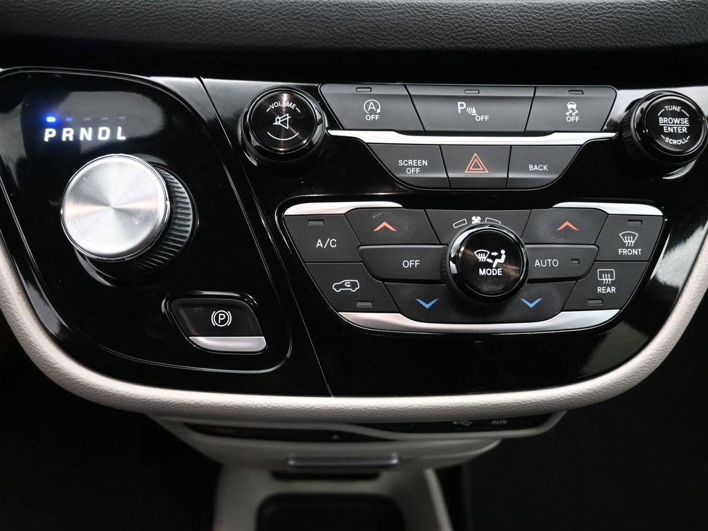 Used 2017 Chrysler Pacifica Touring-L Plus image 30