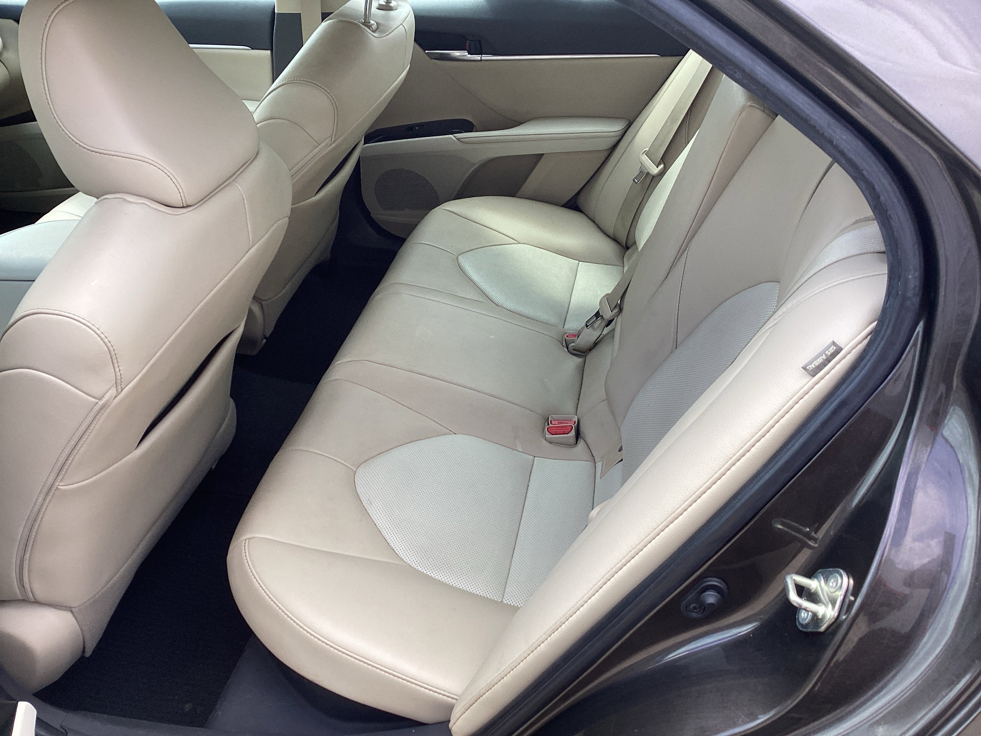 Used 2020 Toyota Camry XLE FWD image 12