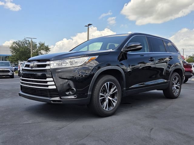 Used 2019 Toyota Highlander LE FWD image 2