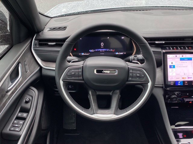 Used 2025 Jeep Grand Cherokee L Limited w/ Luxury Tech Group II AWD/4WD image 30