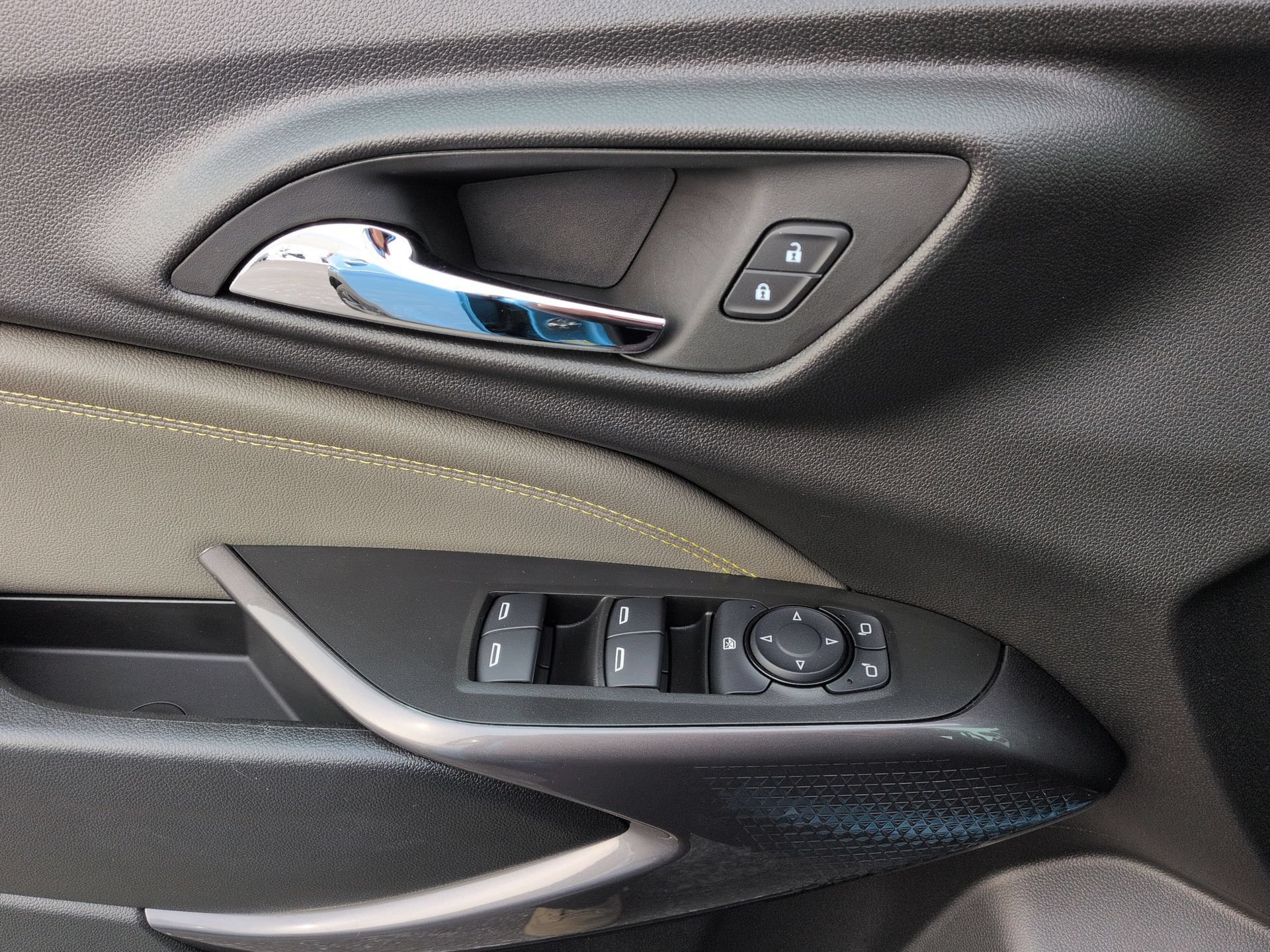 Used 2025 Chevrolet Trax ACTIV FWD image 22