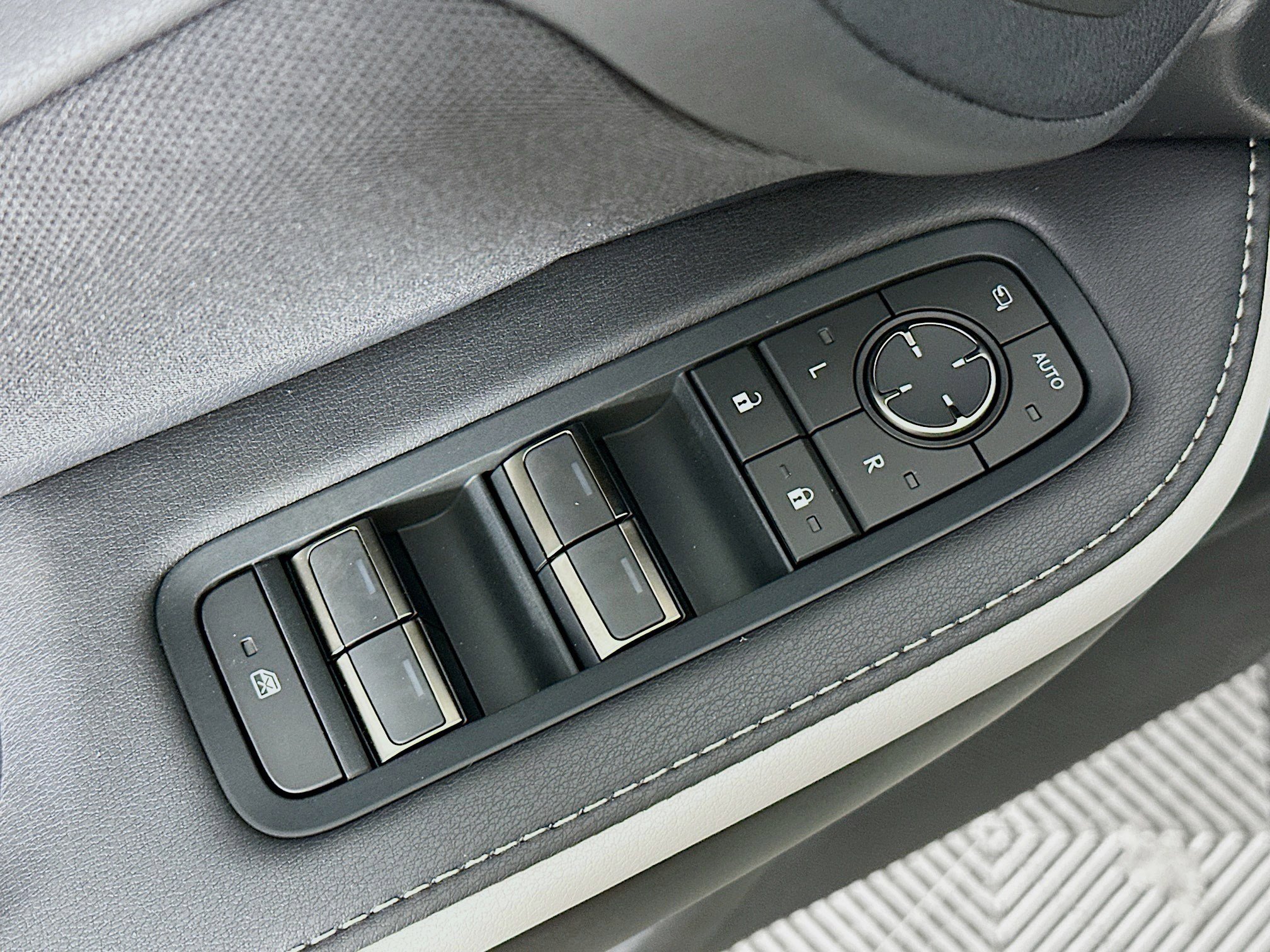 New 2026 Lexus TX 500h AWD image 18