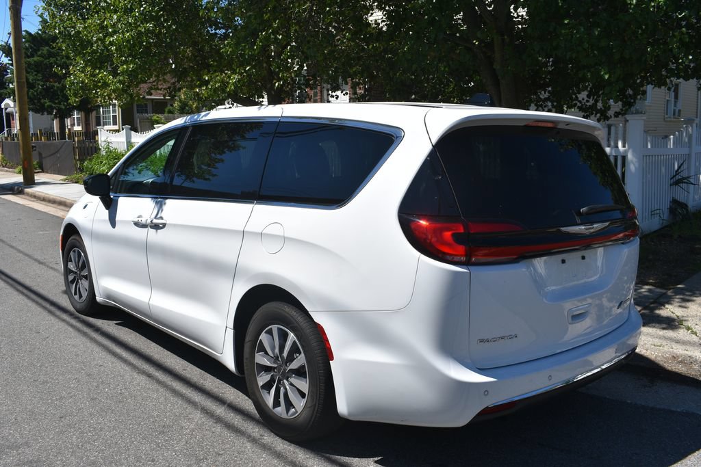 Used 2024 Chrysler Pacifica Limited FWD image 7