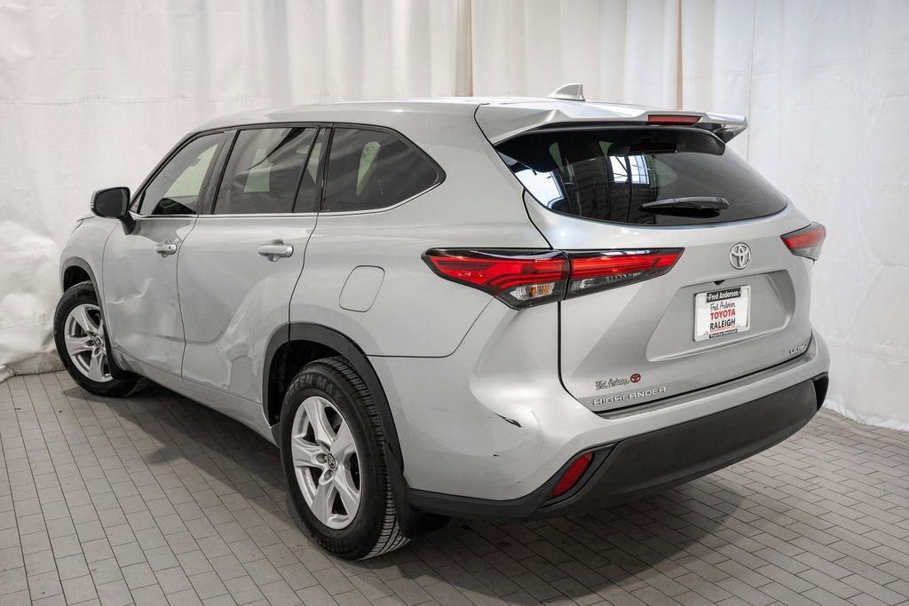 Used 2021 Toyota Highlander LE image 3