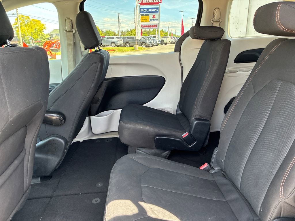 Used 2017 Chrysler Pacifica Touring FWD image 16