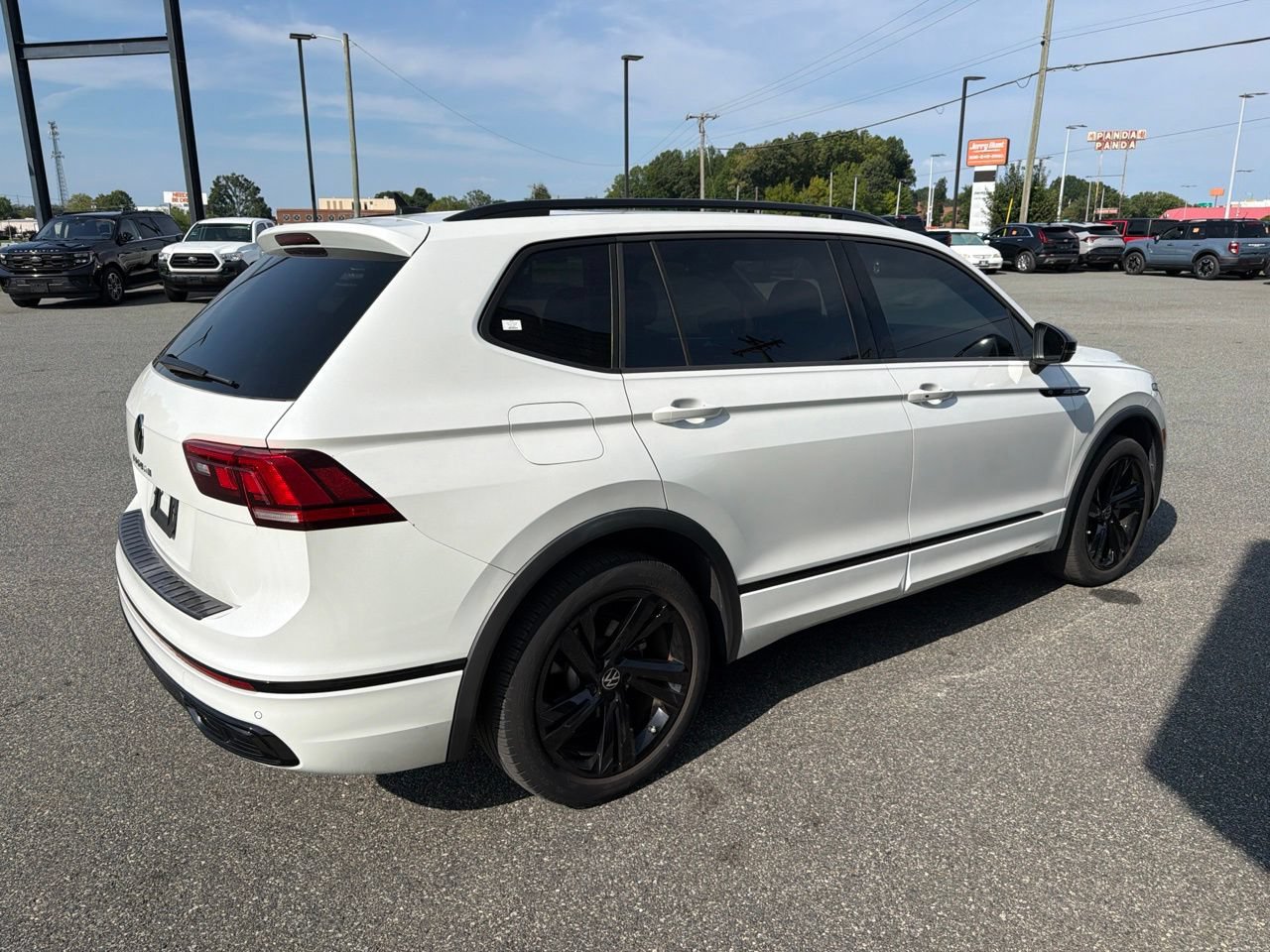 Used 2023 Volkswagen Tiguan SE R-Line FWD image 10