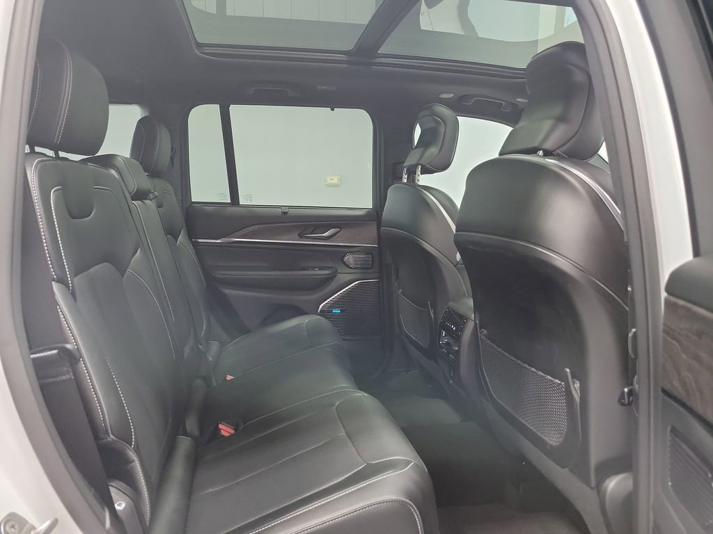 Used 2022 Jeep Grand Cherokee Overland w/ Advanced Protech Group III AWD/4WD image 18