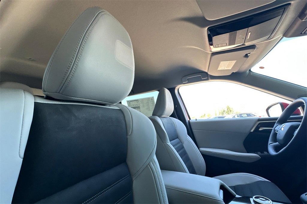 New 2025 Mitsubishi Outlander SE image 17