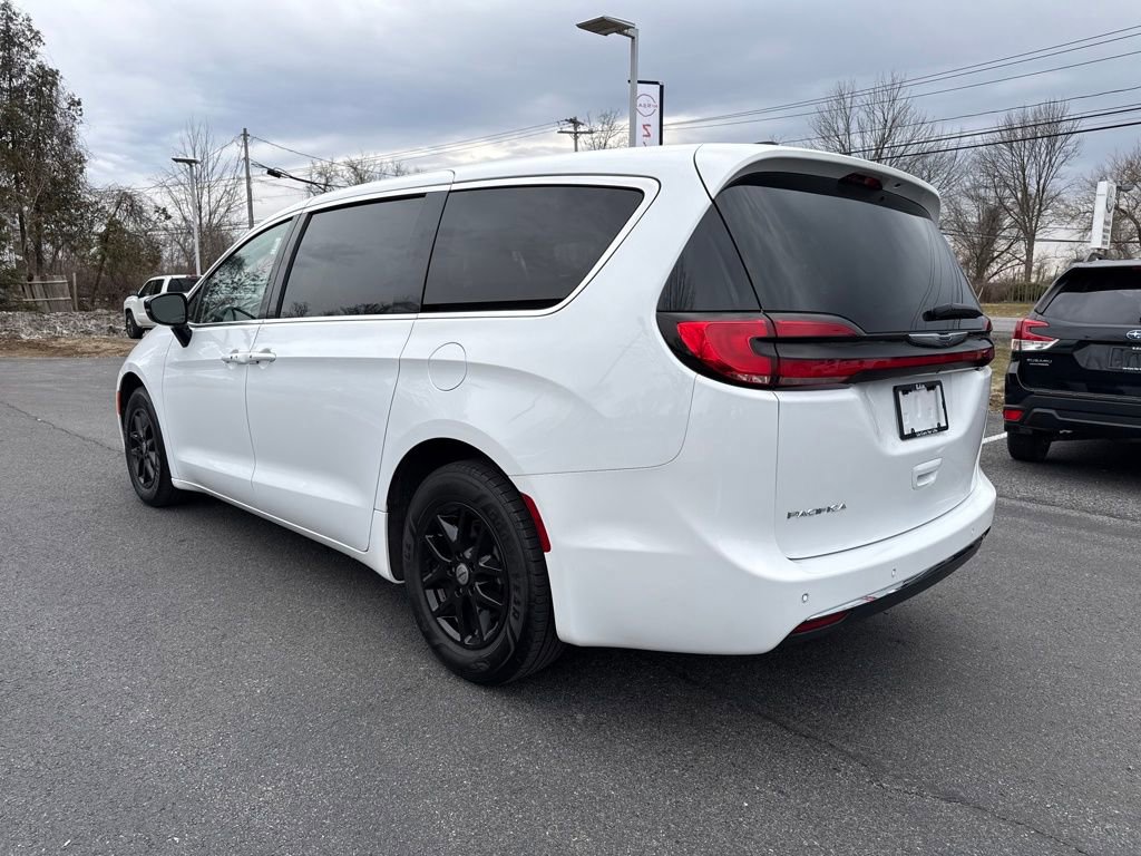 Used 2024 Chrysler Pacifica Touring-L FWD image 7