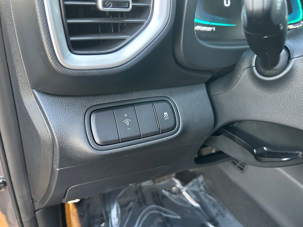 Certified 2025 Hyundai Venue SEL image 21