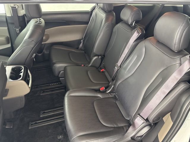 Used 2025 Kia Carnival image 30