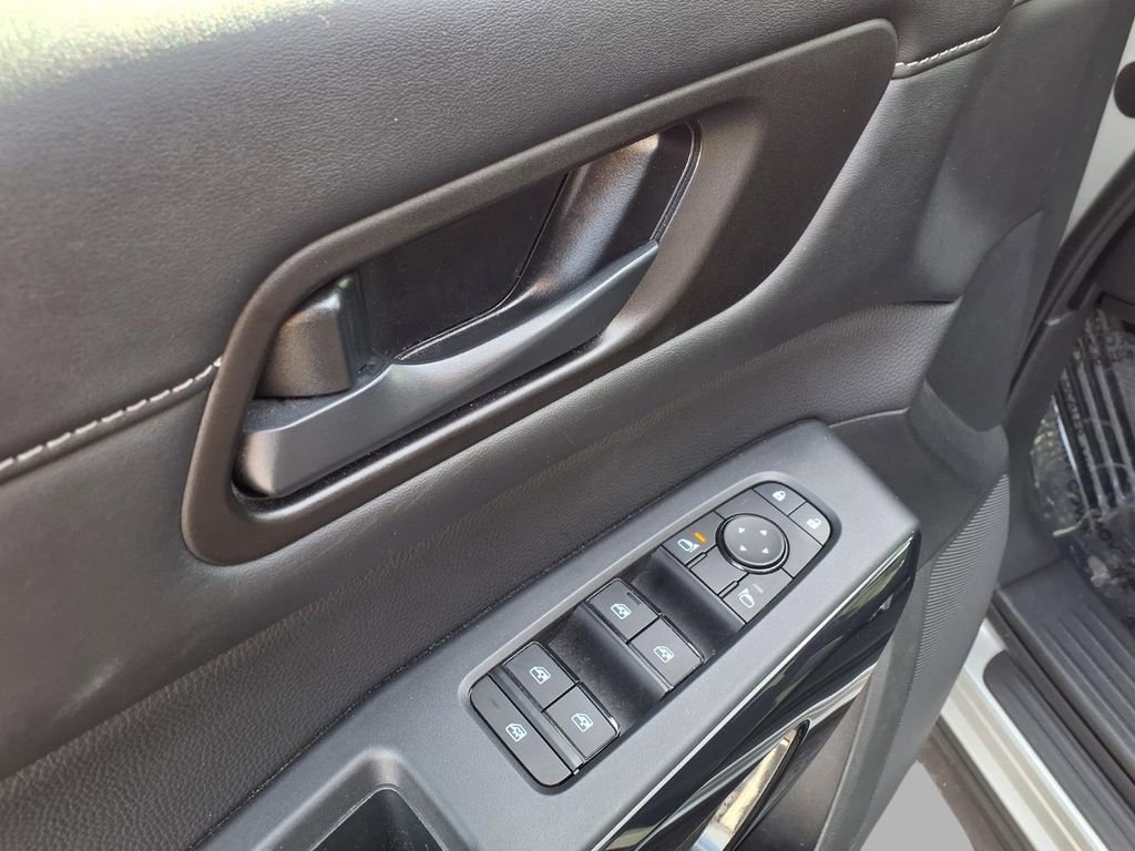 Used 2025 Nissan Pathfinder SV image 19