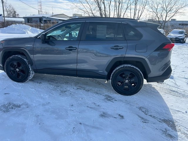 Used 2021 Toyota RAV4 LE image 2