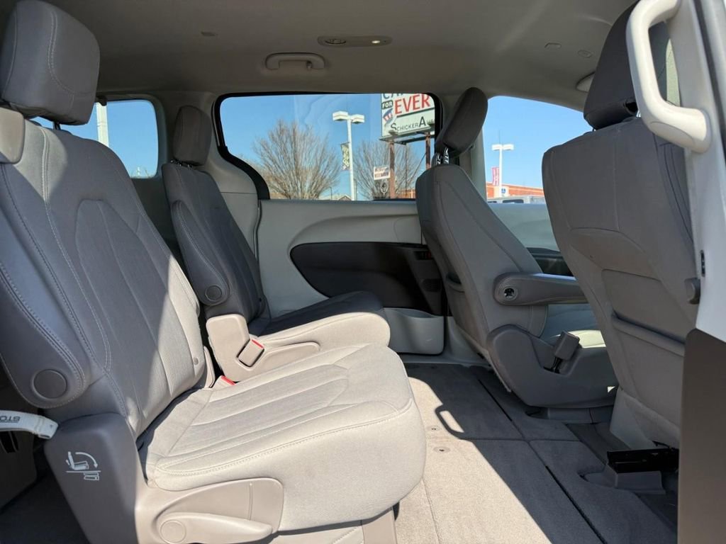 Used 2020 Chrysler Voyager LX image 7