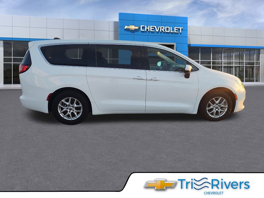 Used 2023 Chrysler Voyager LX image 6