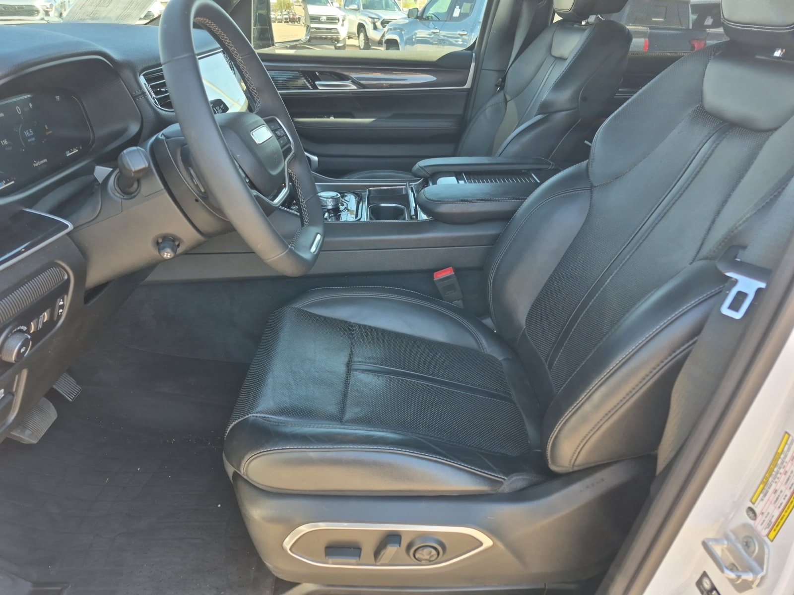 Used 2024 Jeep Wagoneer 4WD w/ Convenience Group I image 17