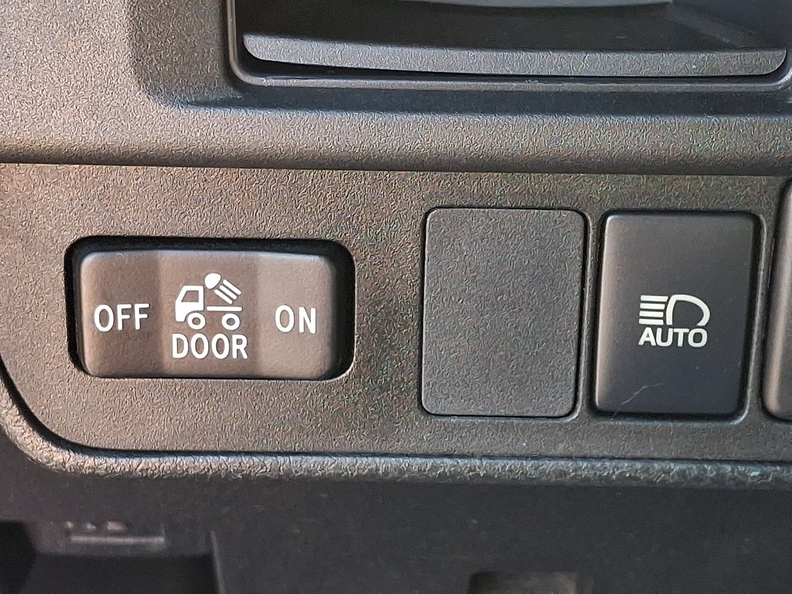 Used 2018 Toyota Tacoma SR5 AWD/4WD image 25