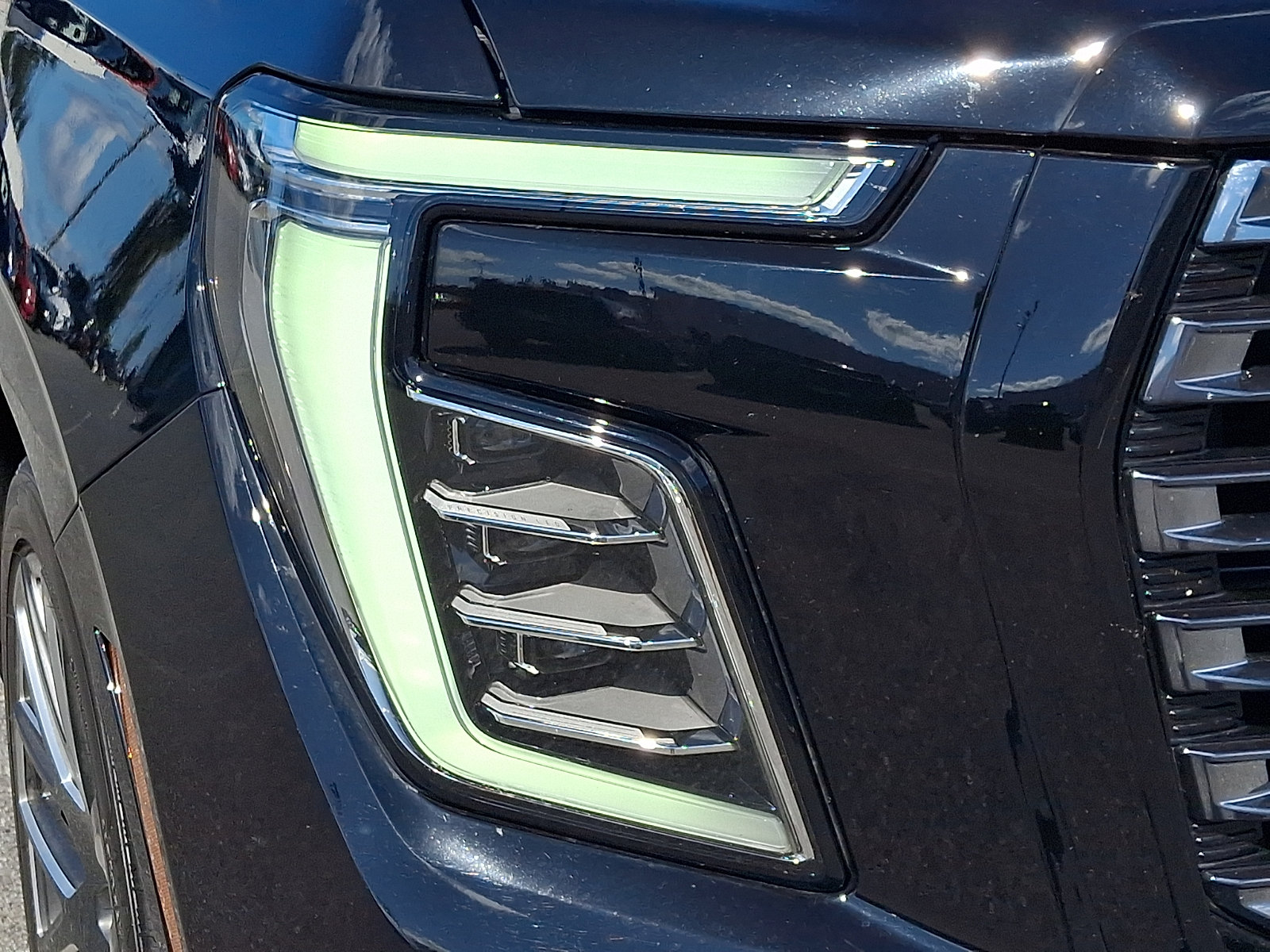 Used 2025 GMC Yukon Denali Ultimate AWD/4WD image 9