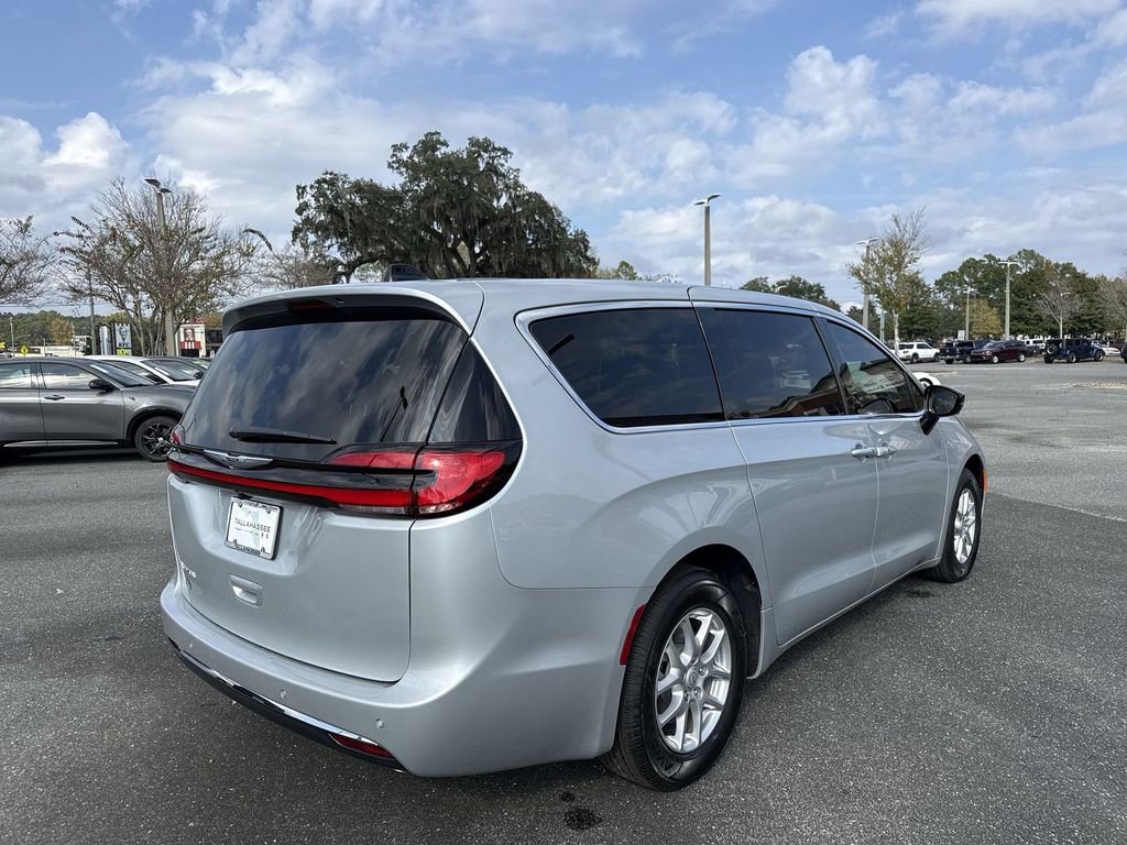 New 2026 Chrysler Pacifica Select image 3