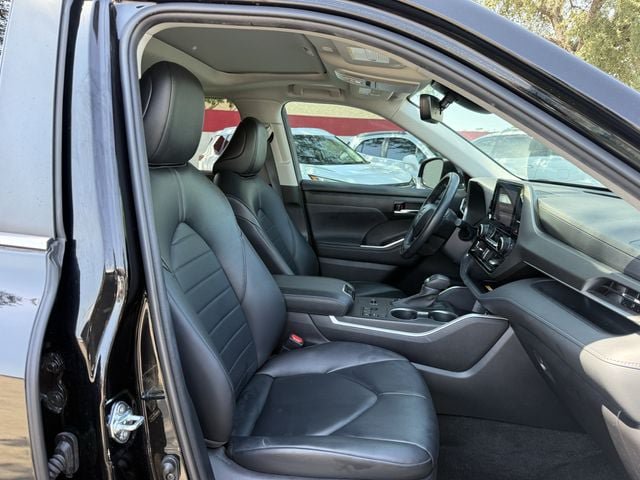 Used 2023 Toyota Highlander XLE FWD image 33