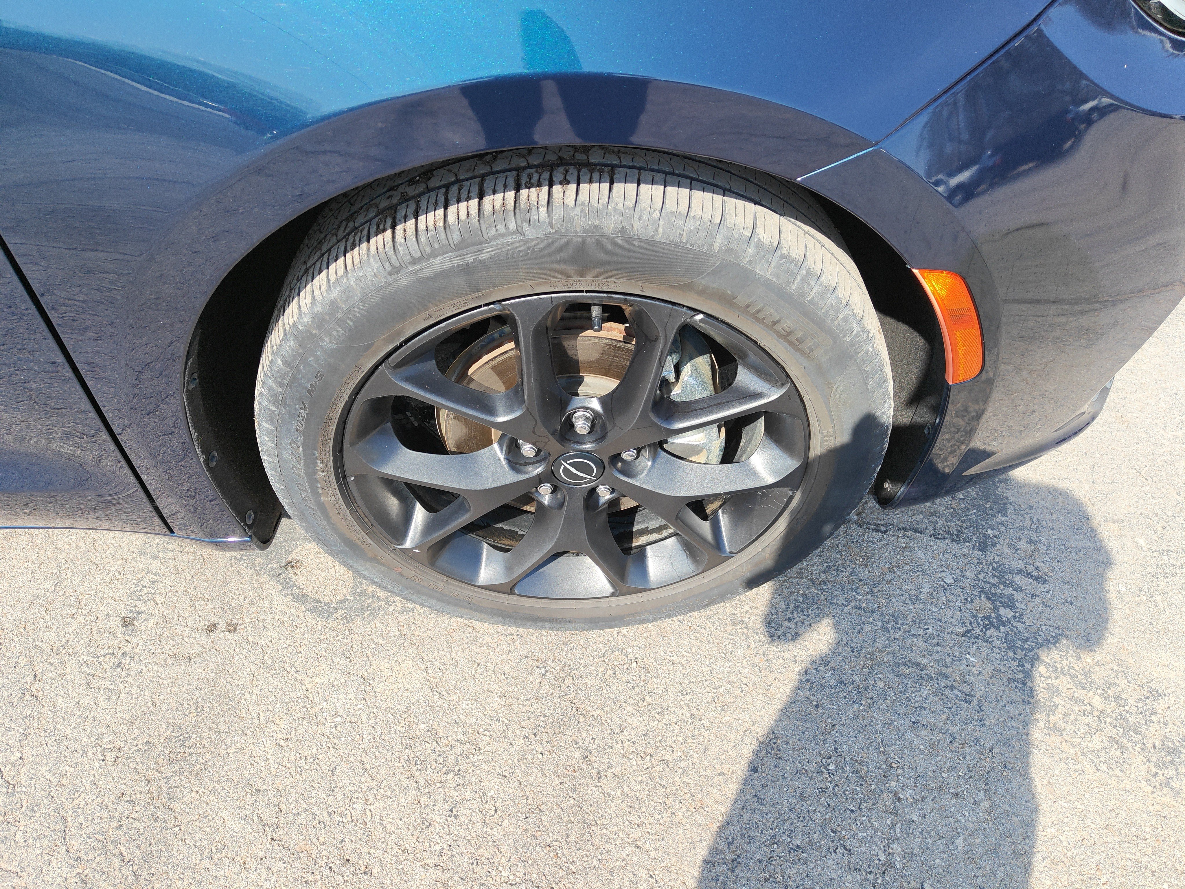 Used 2025 Chrysler Pacifica Limited FWD image 3