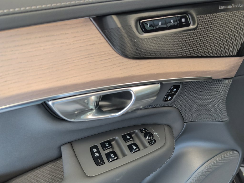 New 2026 Volvo XC90 B6 Plus w/ Protection Package Premier AWD/4WD image 13