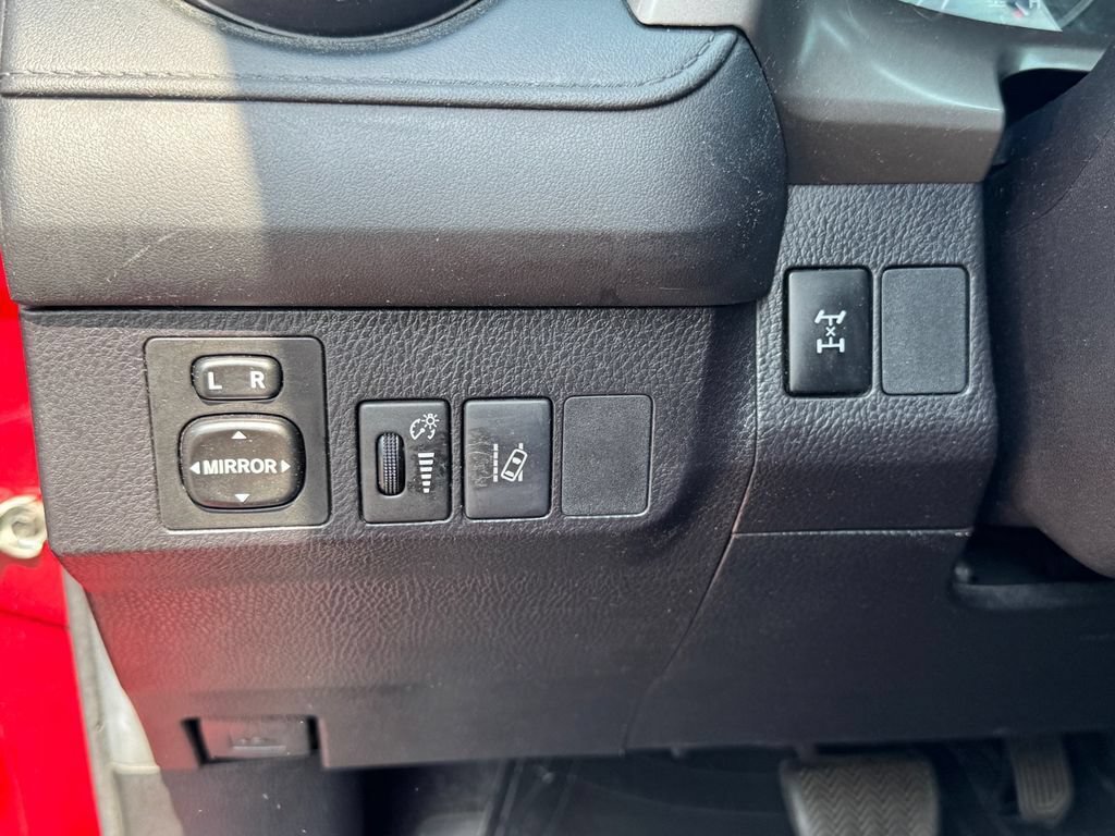 Used 2018 Toyota RAV4 LE AWD/4WD image 18