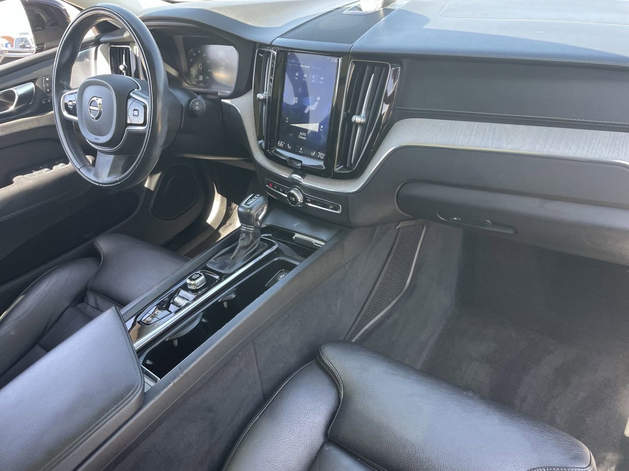 Used 2020 Volvo XC60 T6 Inscription w/ Protection Package Premier image 13