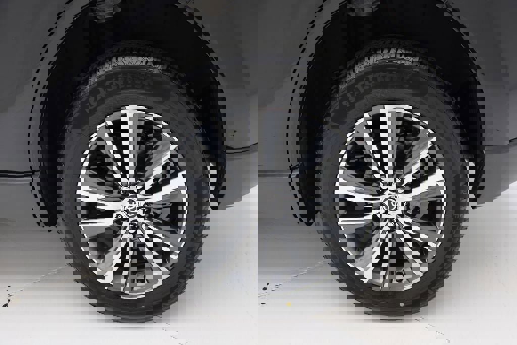 Used 2022 Toyota Venza LE image 9