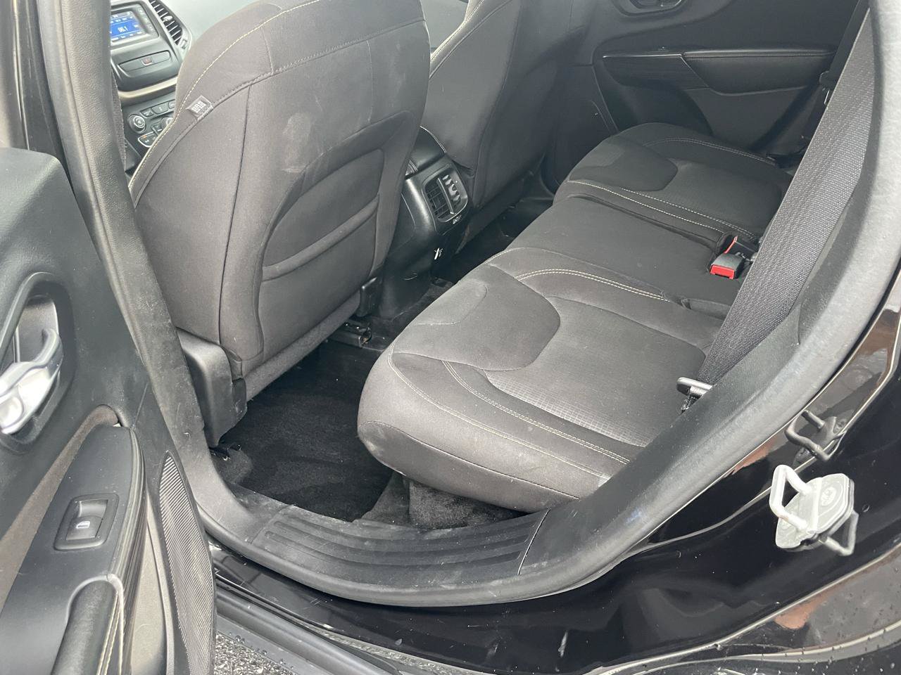 Used 2016 Jeep Cherokee Latitude AWD/4WD image 7