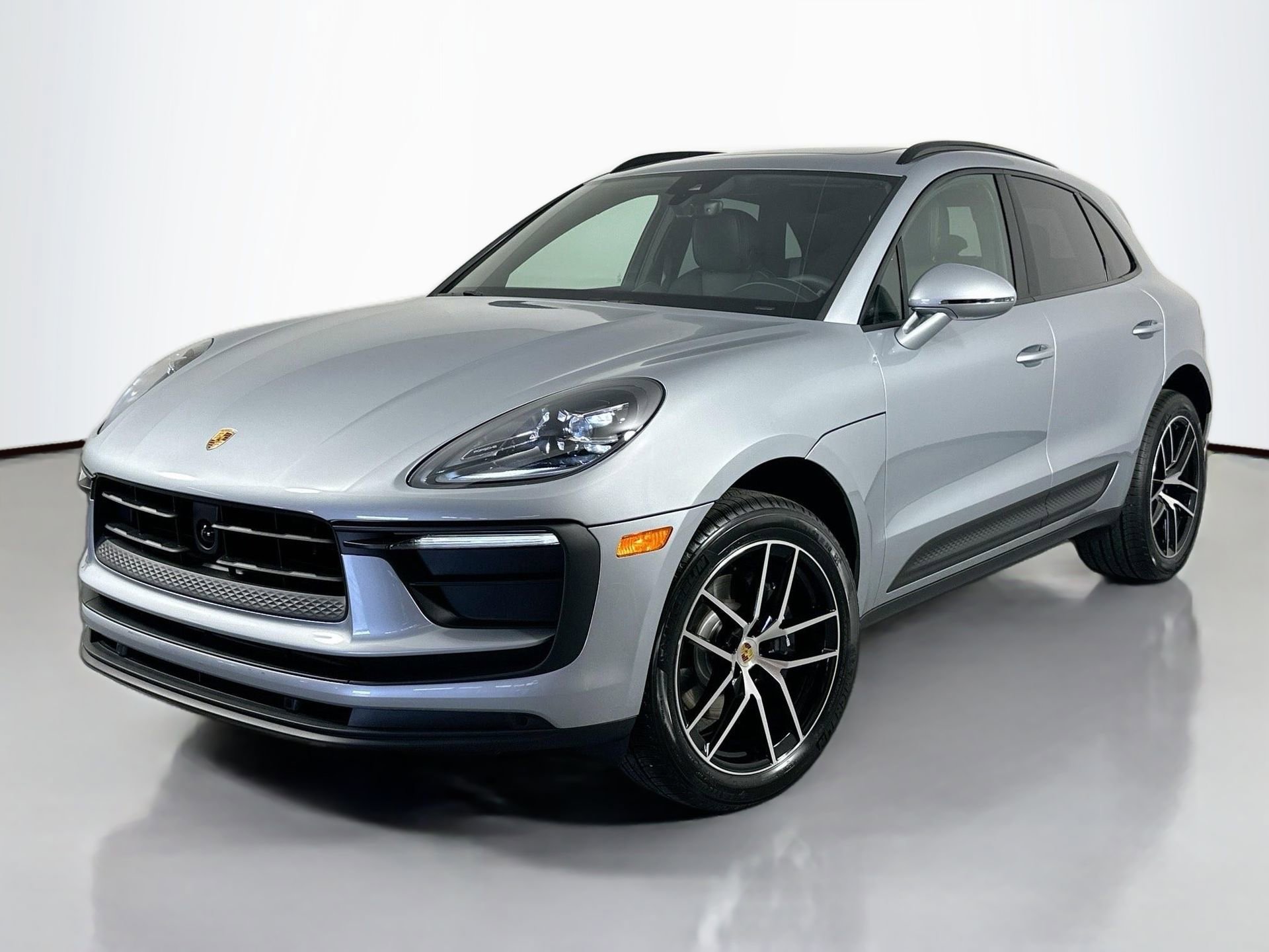 Certified 2025 Porsche Macan image 1