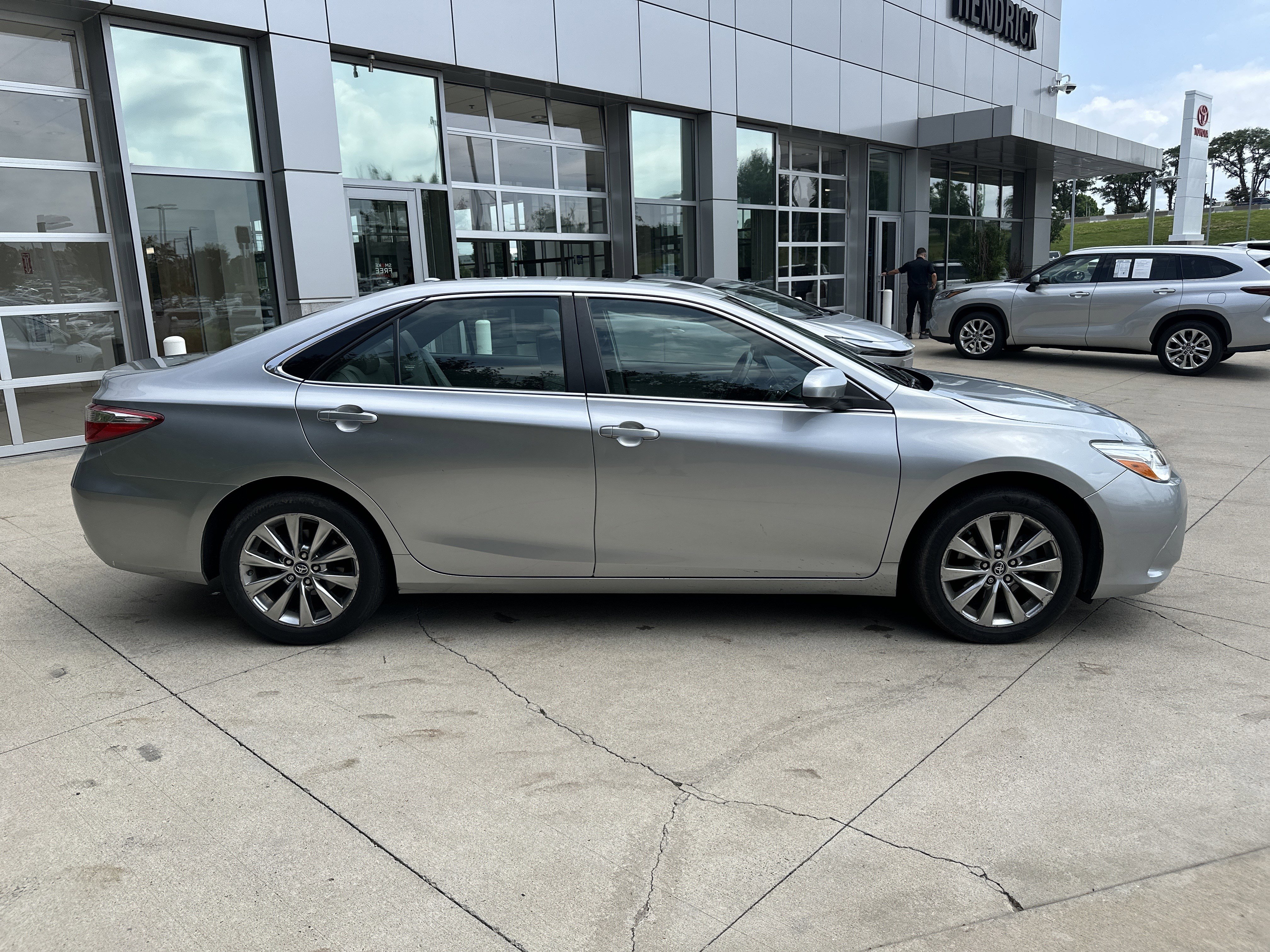 Used 2017 Toyota Camry XLE FWD image 10