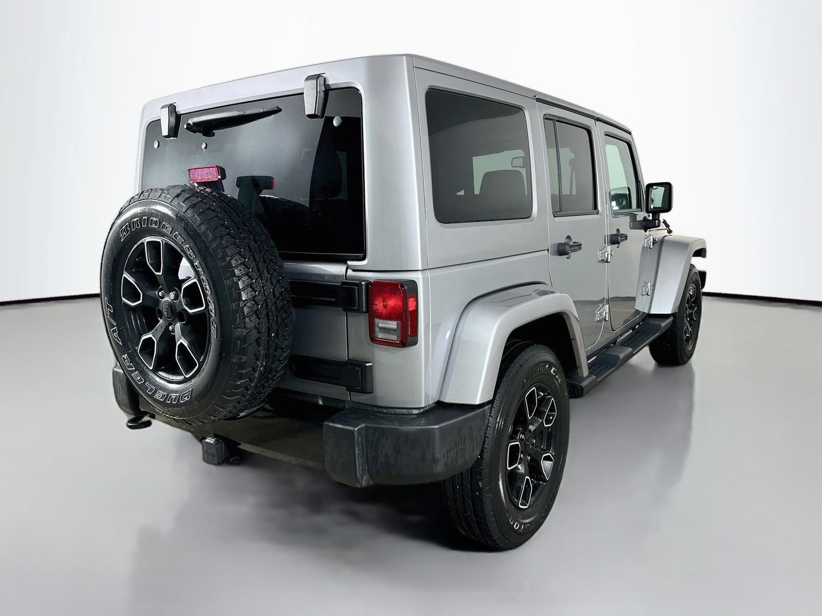 Used 2018 Jeep Wrangler Unlimited Sahara AWD/4WD image 5