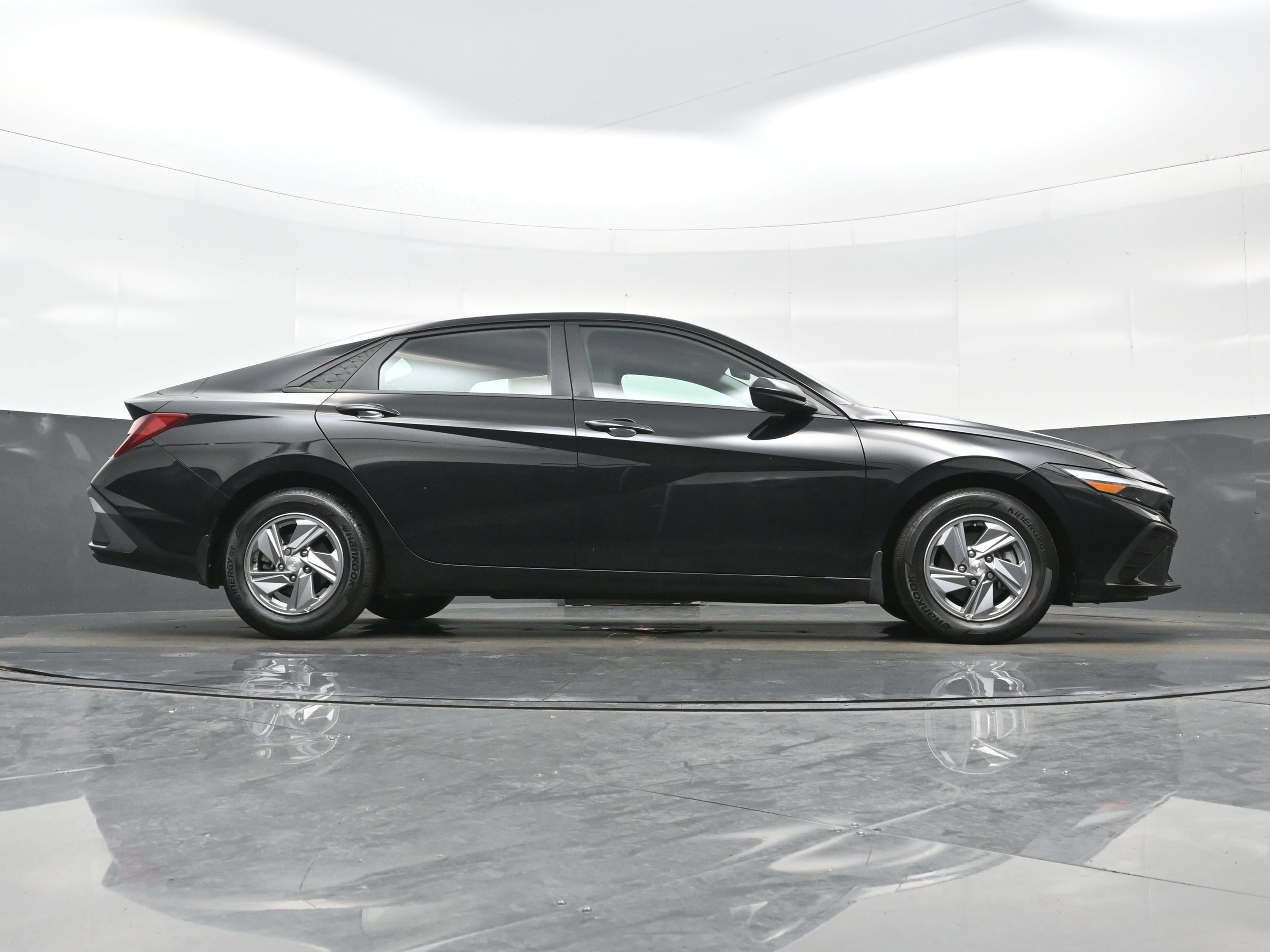 Used 2024 Hyundai Elantra SE FWD image 28