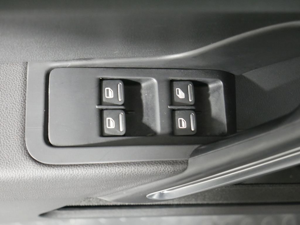 Used 2019 Volkswagen Beetle 2.0T SE image 19