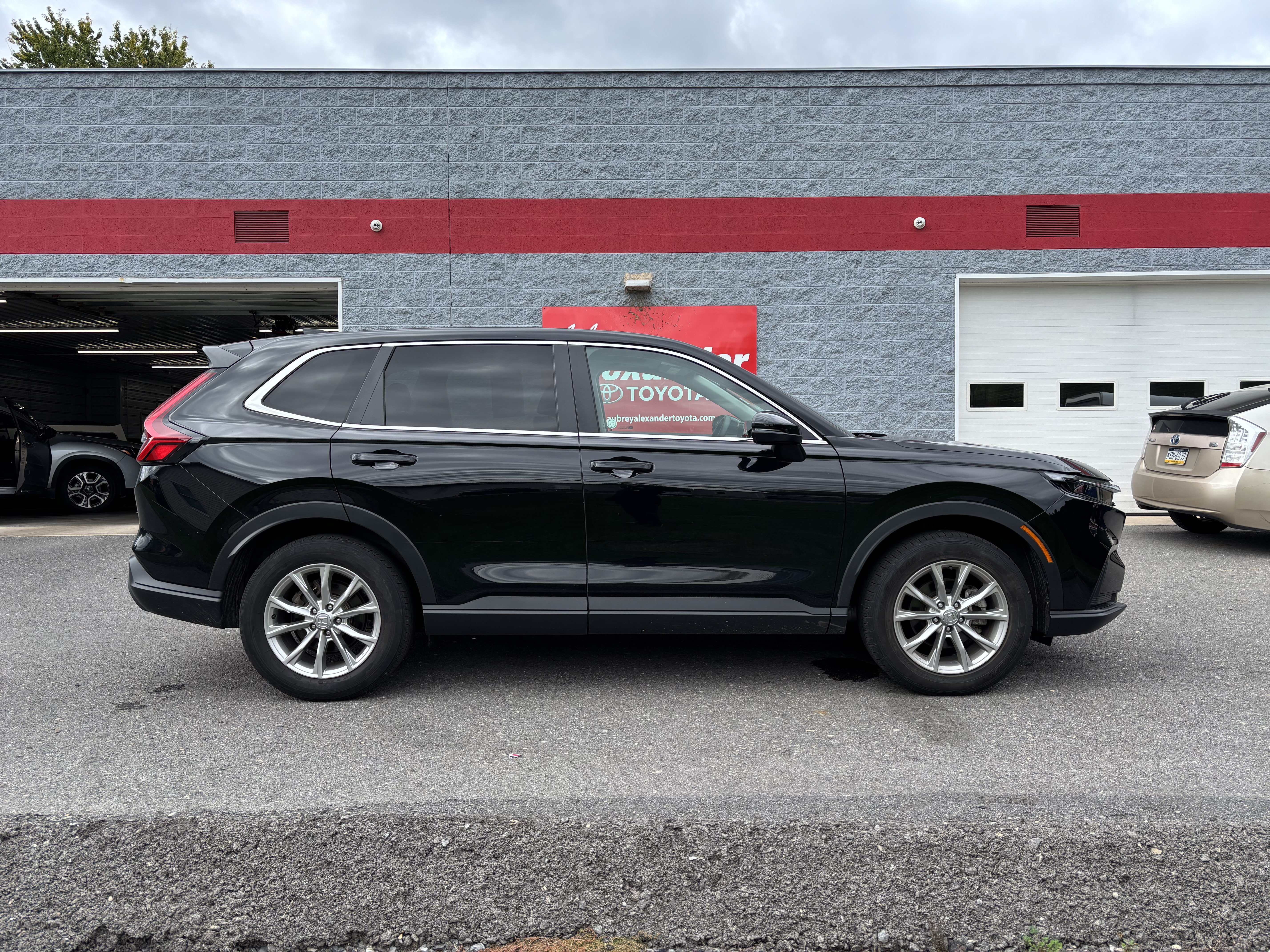 Used 2025 Honda CR-V EX image 2