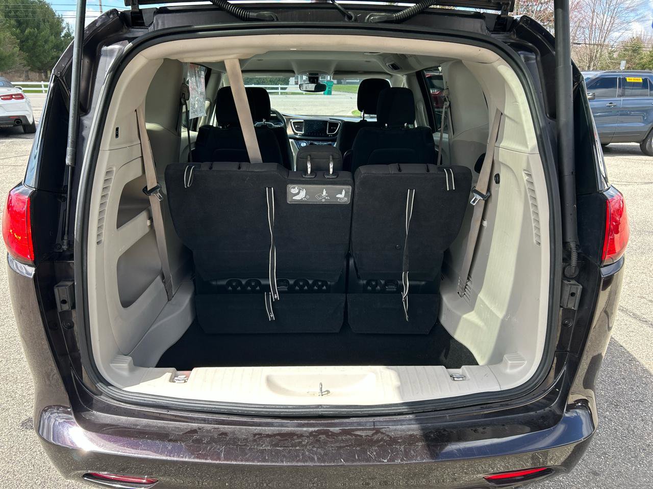 Used 2017 Chrysler Pacifica Touring FWD image 23